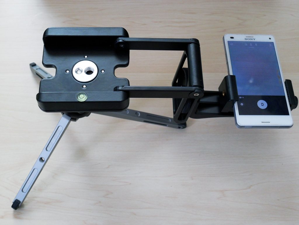俯瞰撮影アタッチメントにスマホホルダーとミニ三脚をセットした状態