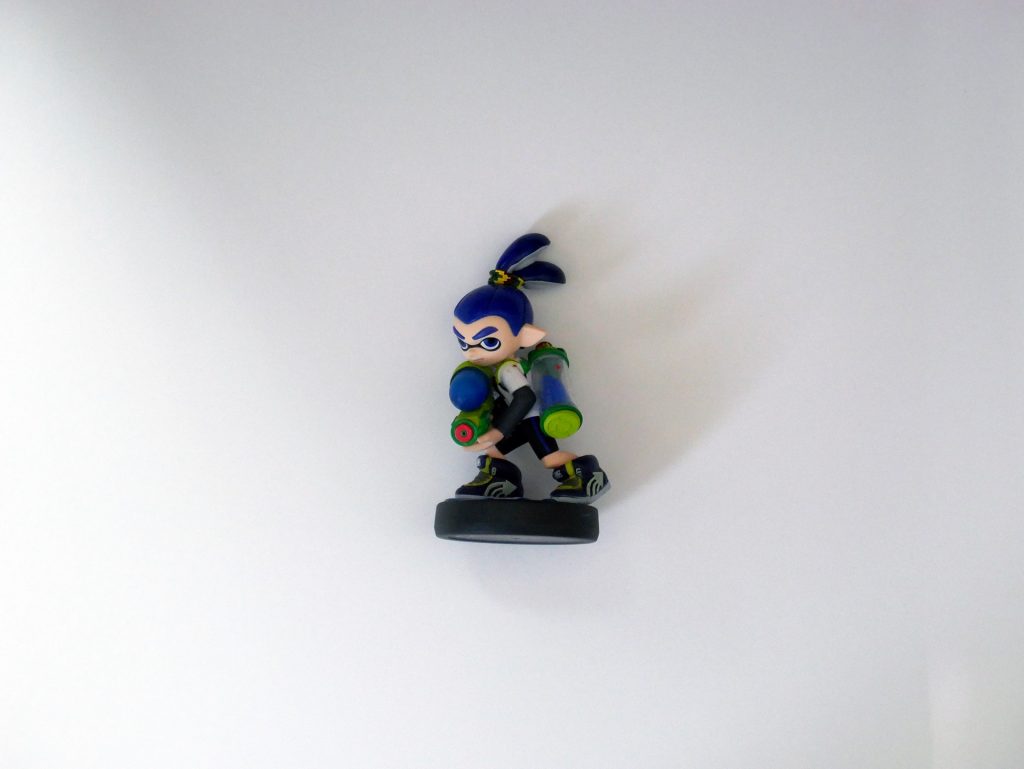 背景紙の裏面でSplatoonのアミーボをブツ撮り