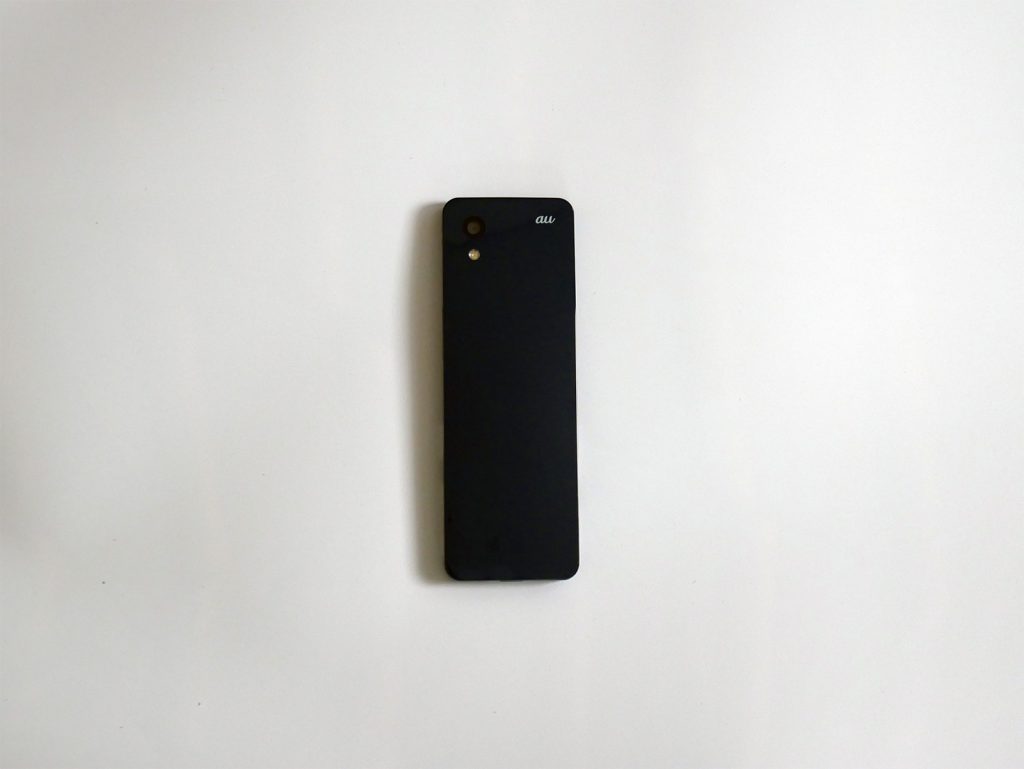 INFOBAR xvの背面