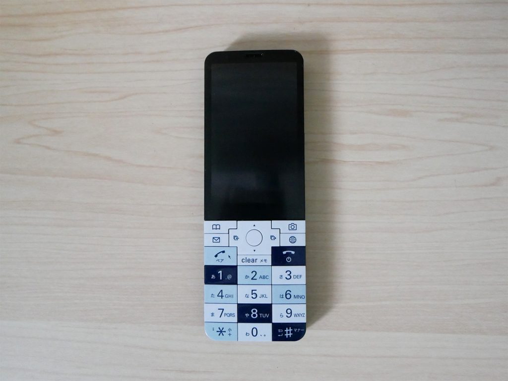 画面保護フィルムを貼ったINFOBAR xv