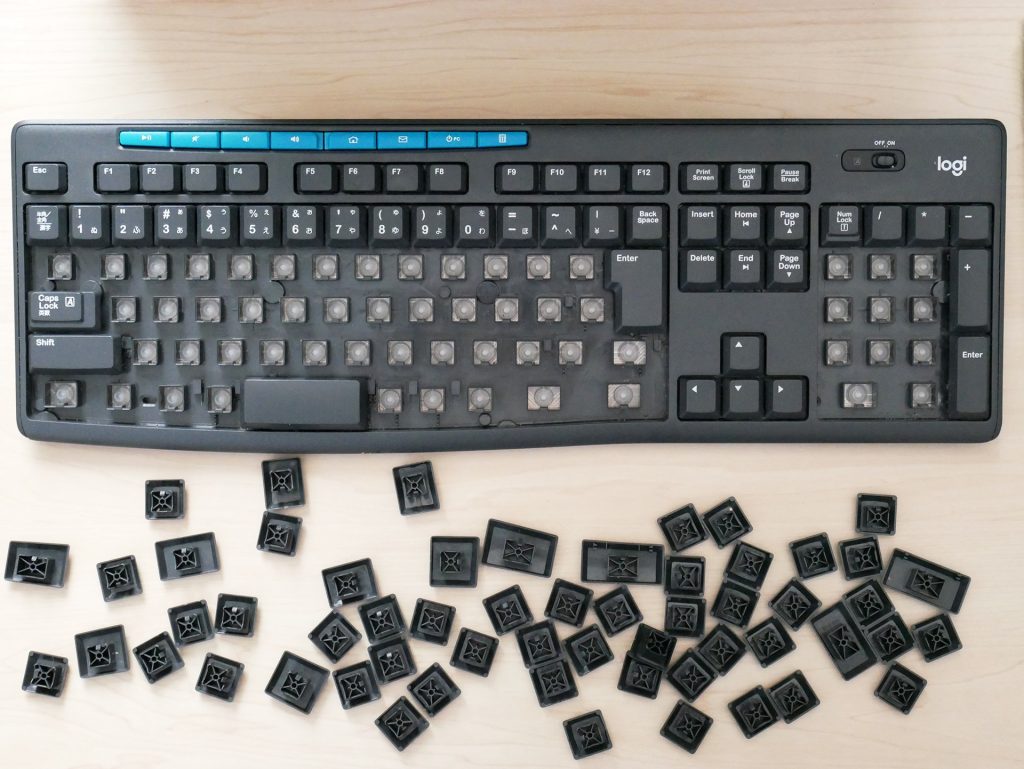 キーを外した状態のキーボードとキーキャップ