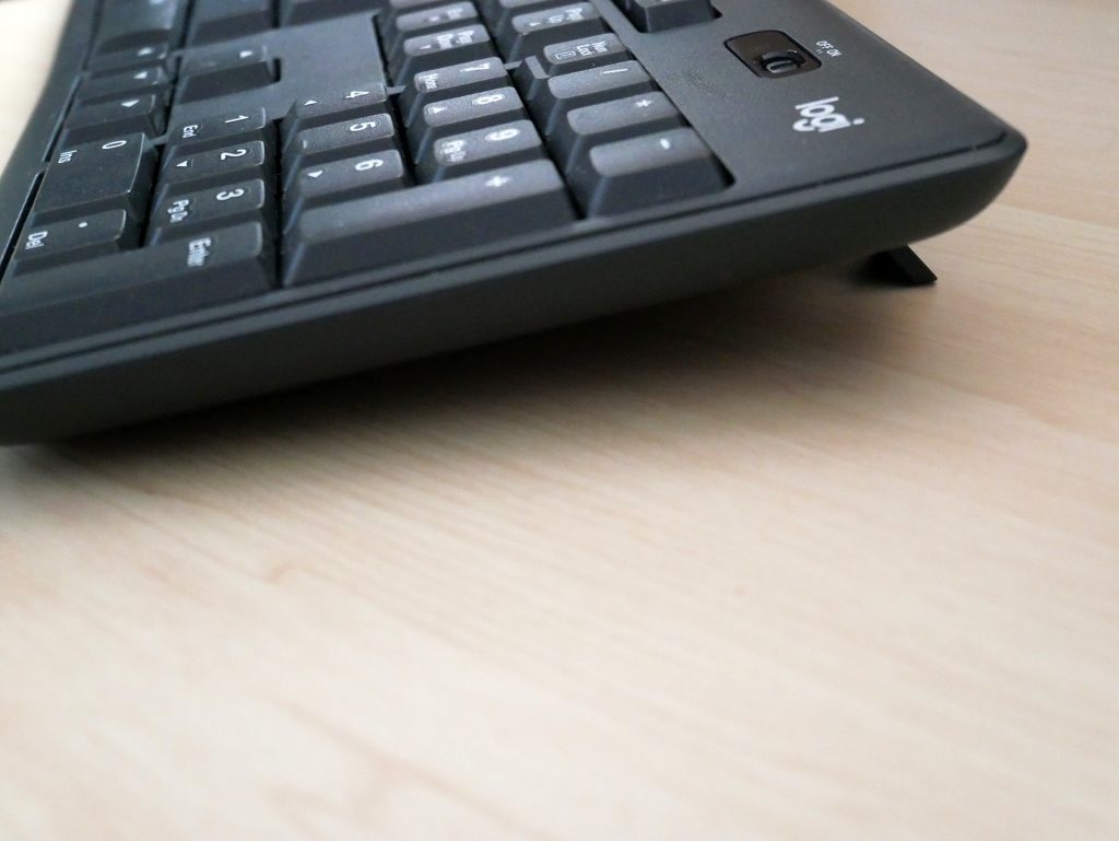 ロジクールのワイヤレスキーボードK275 爪を立てた状態