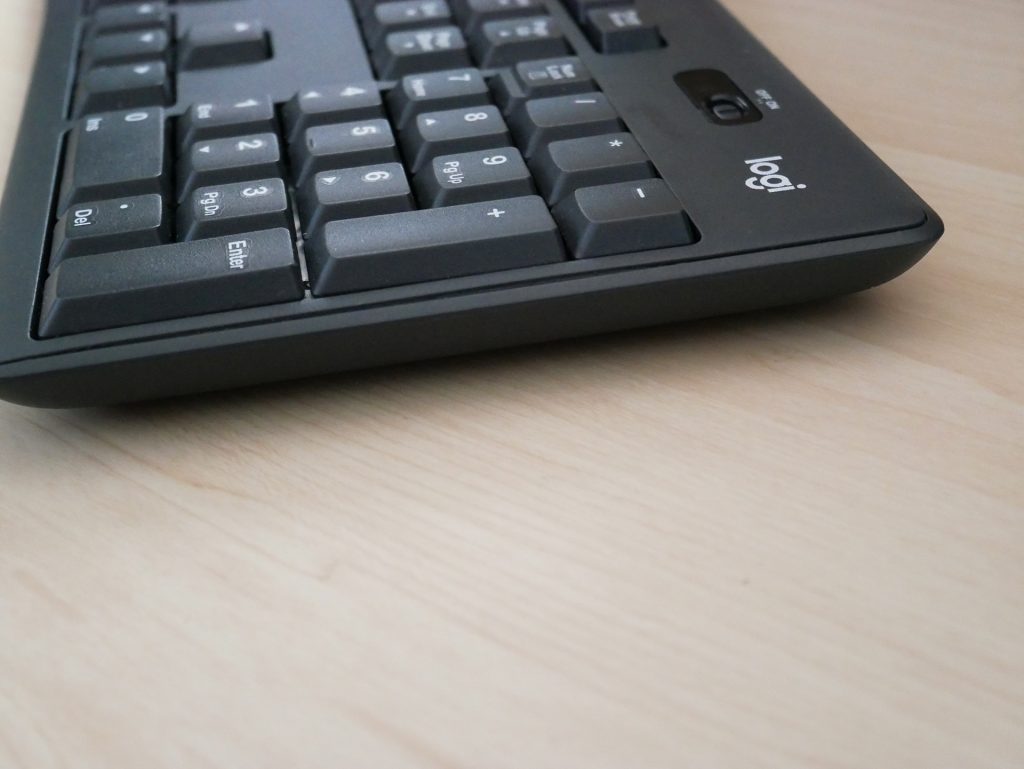 ロジクールのワイヤレスキーボードK275 爪を下した状態