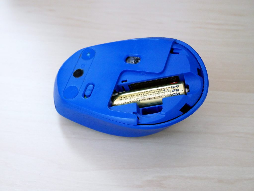 電池の蓋を開けた状態のLogicool M330