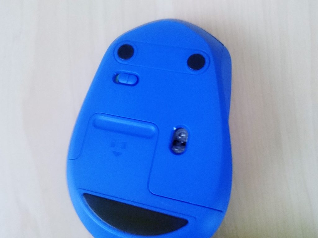 購入時のLogicool M330底面