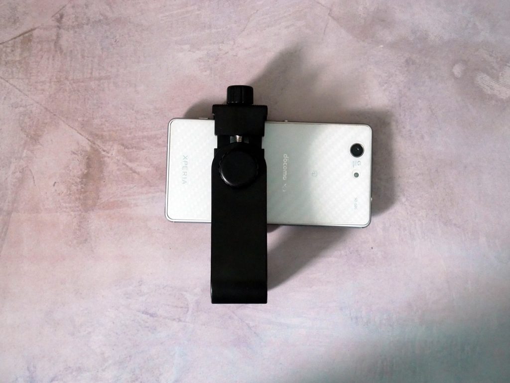Zacroスマートフォンホルダーにスマホをセットした状態