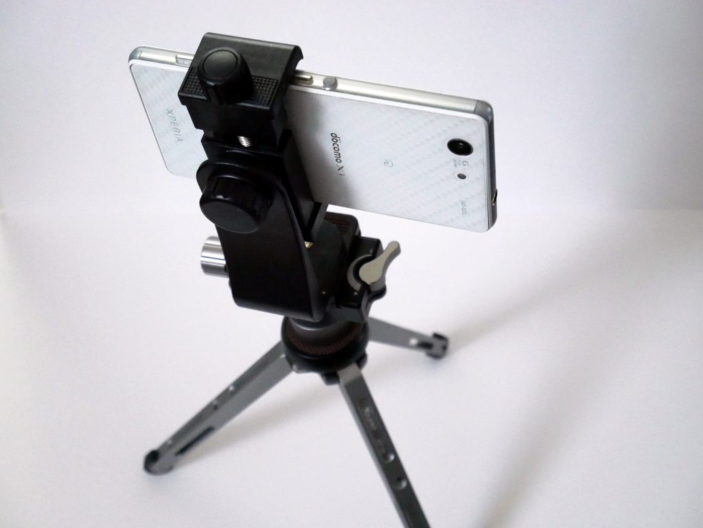 アルミ製ミニ三脚にスマホホルダーをセットした画像