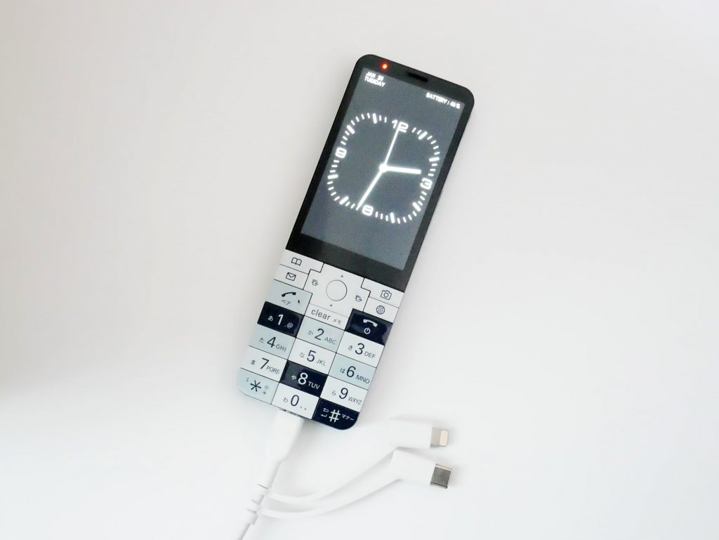 INFOBAR xvにAnker PowerLine ll 3-in-1 ケーブルを接続