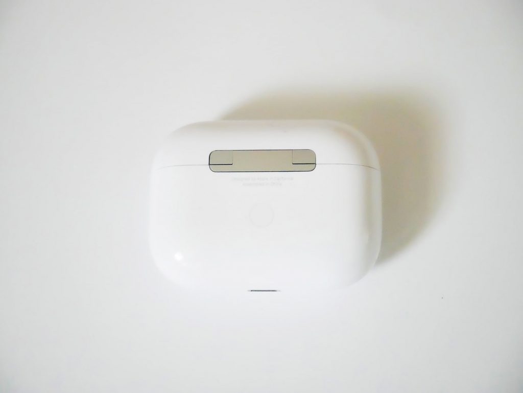 AirPods Proケース背面のリセットボタン
