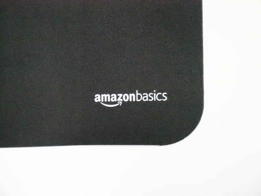 Amazonベーシック 拡張ゲーム用マウスパッドに描かれたamazonbasicsのロゴ文字