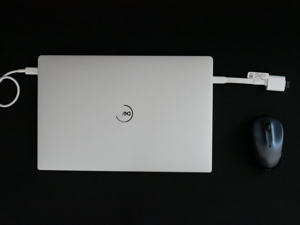 Amazonベーシック 拡張ゲーム用マウスパッドに置かれたノートPCとマウス