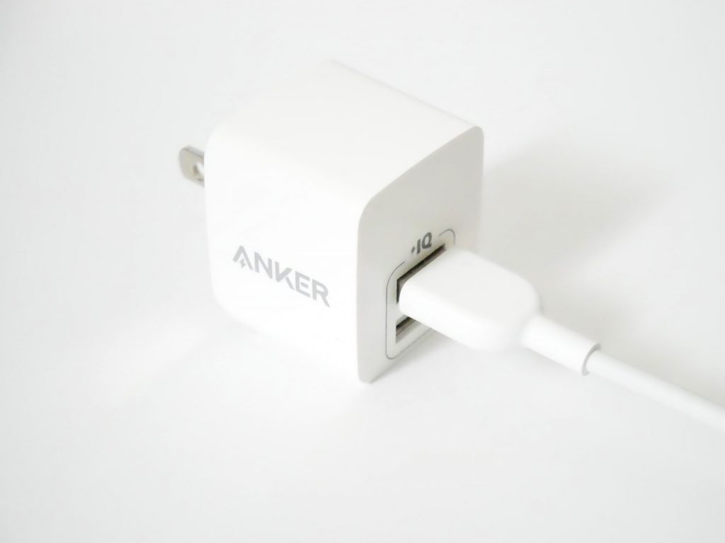Anker PowerPort miniのポートにUSBケーブルを繋いだ状態