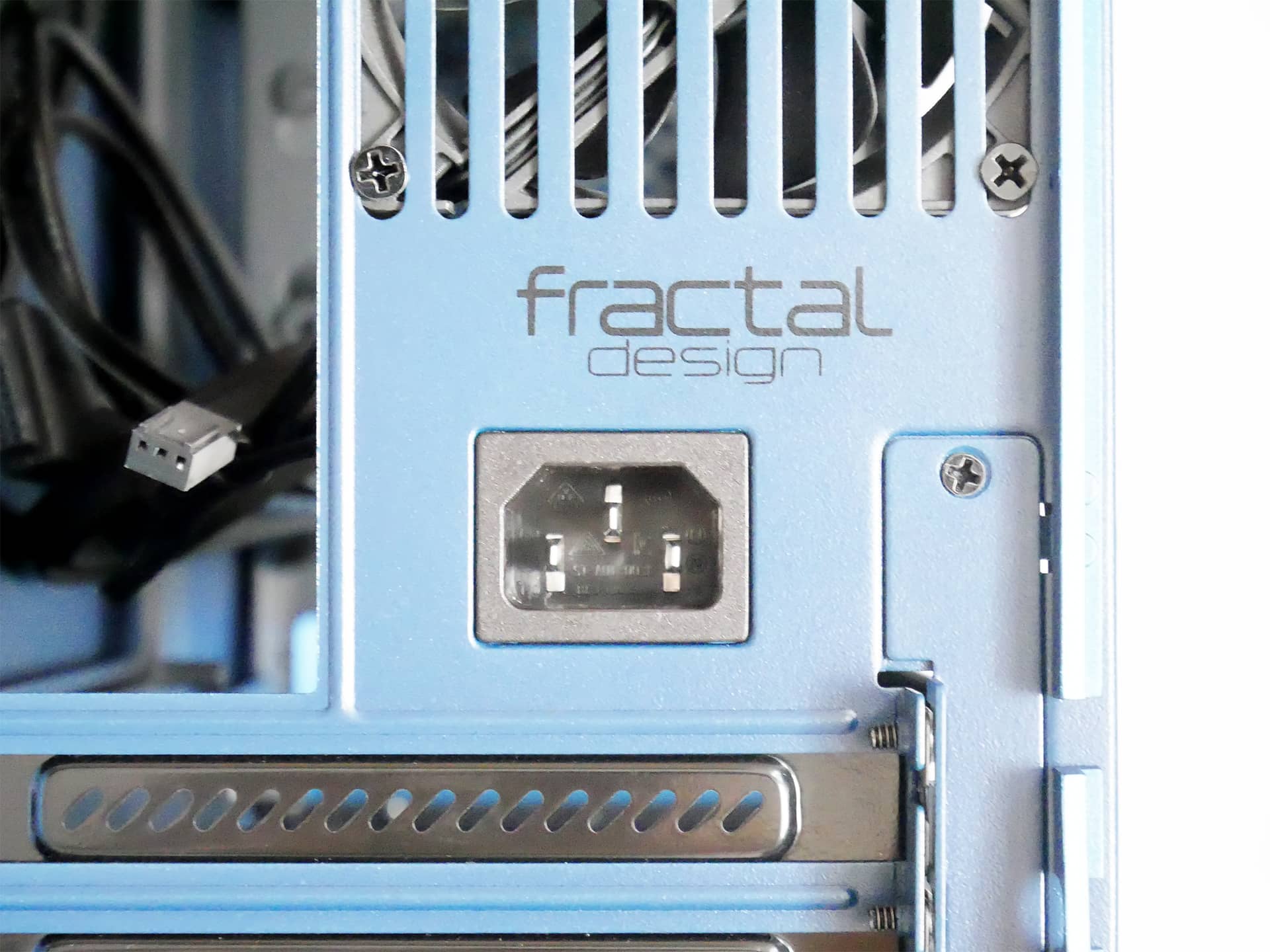 Fractal Design Era ITX ブランドロゴ