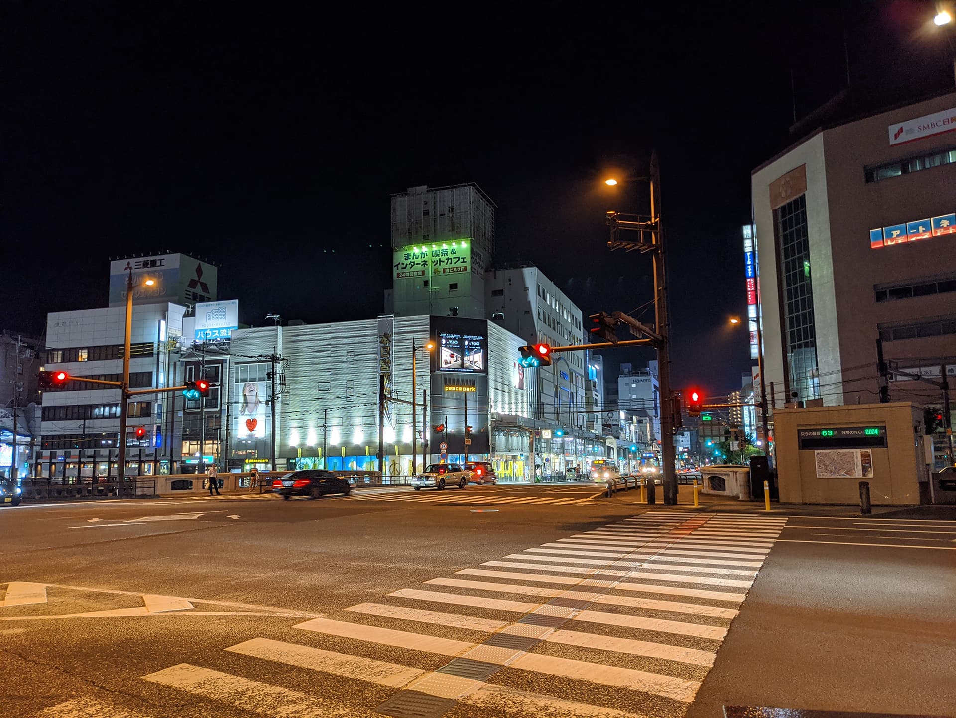 交差点の夜景写真