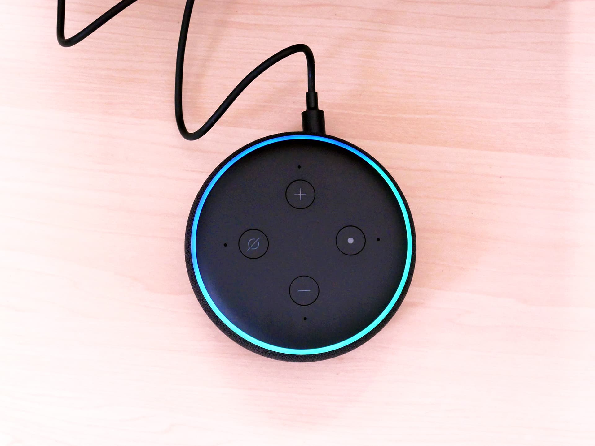 Echo Dot上面で青いライトリングが点灯