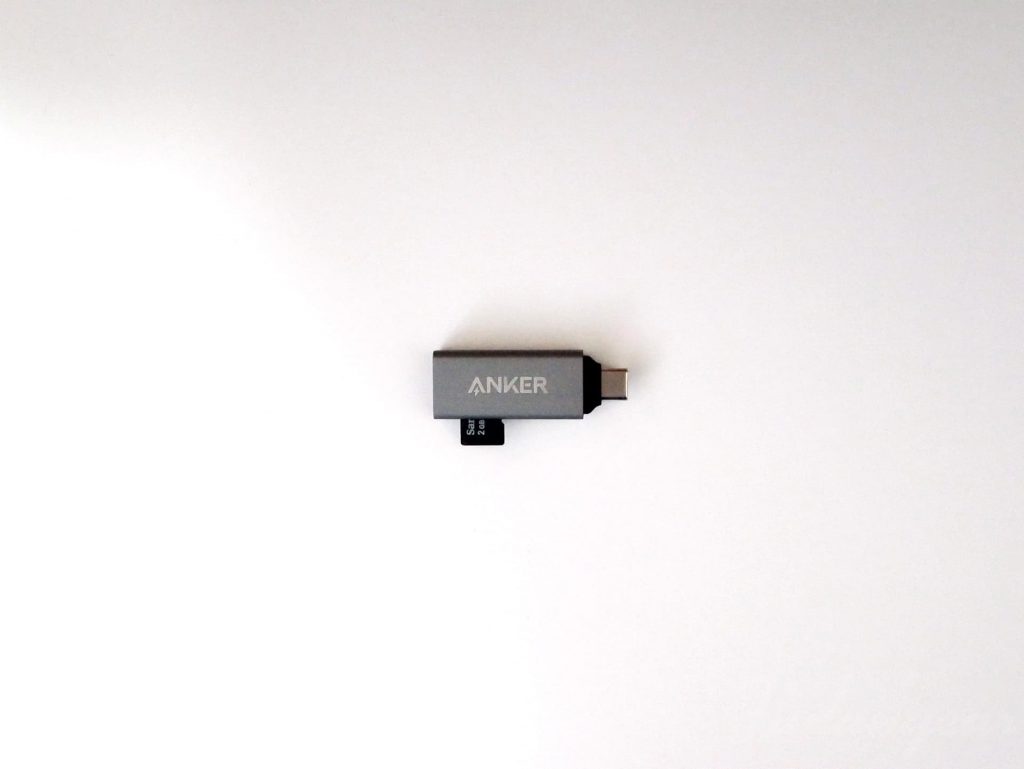 Anker USB-C 2-in-1 カードリーダーにmicroSDカードを差した写真